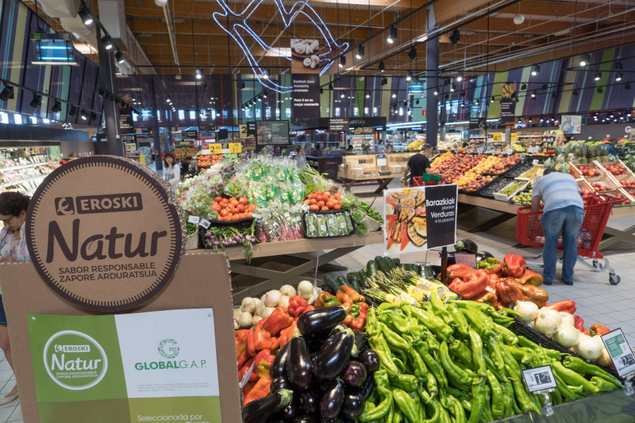 Eroski ha aumentado la oferta de frescos de su marca Eroski Natur en las gamas de fruta y hortalizas, carne y pescado y ha incorporado nuevas categorías de producto como los huevos.