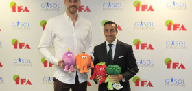 El deportista Pau Gasol y Juan Manuel Morales, director general del Grupo IFA, han formalizado en la sede del grupo un acuerdo.