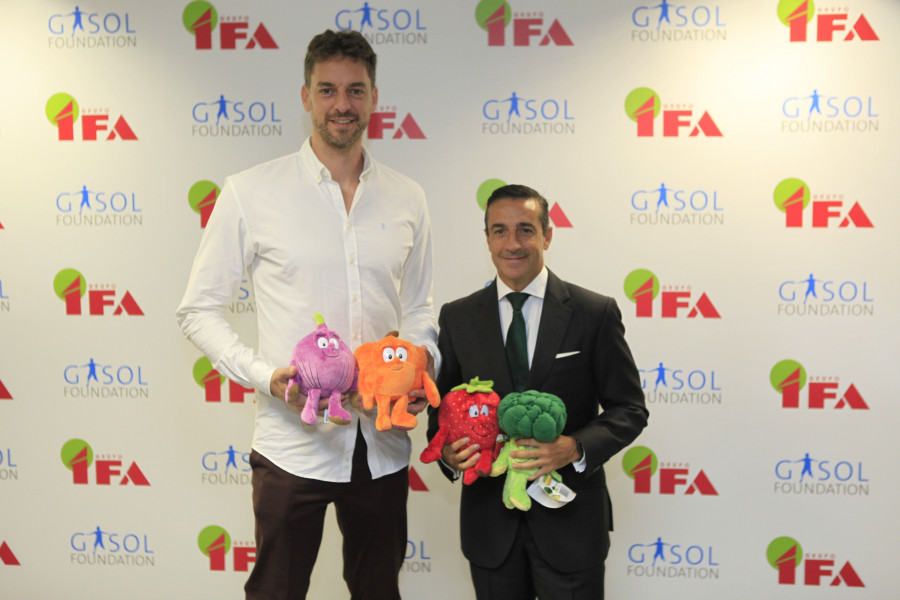 El deportista Pau Gasol y Juan Manuel Morales, director general del Grupo IFA, han formalizado en la sede del grupo un acuerdo.
