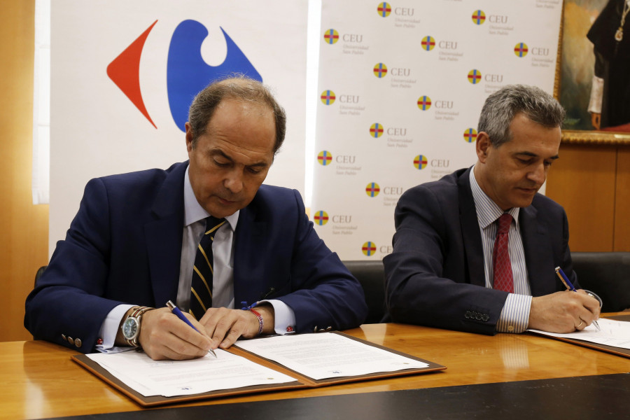 El rector de la Universidad, Antonio Calvo, y el director comercial de alimentación de Carrefour España, Jorge Ybarra han rubricado la firma de este convenio de colaboración.