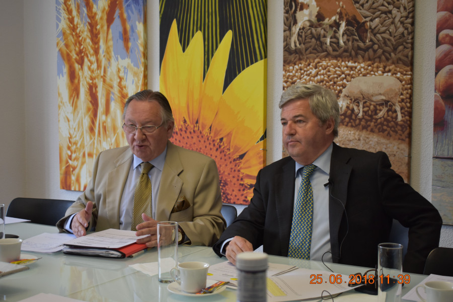 Felipe Ruano,  presidente de Asemac, junto a Fernando Burgaz, Director General de la Industria Alimentaria del Mapa, durante la presentación.