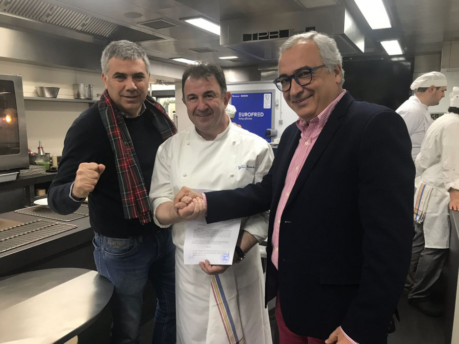En la imagen, Martín Berasategui (centro) junto a los máximos responsables de la empresa Agrucapers.