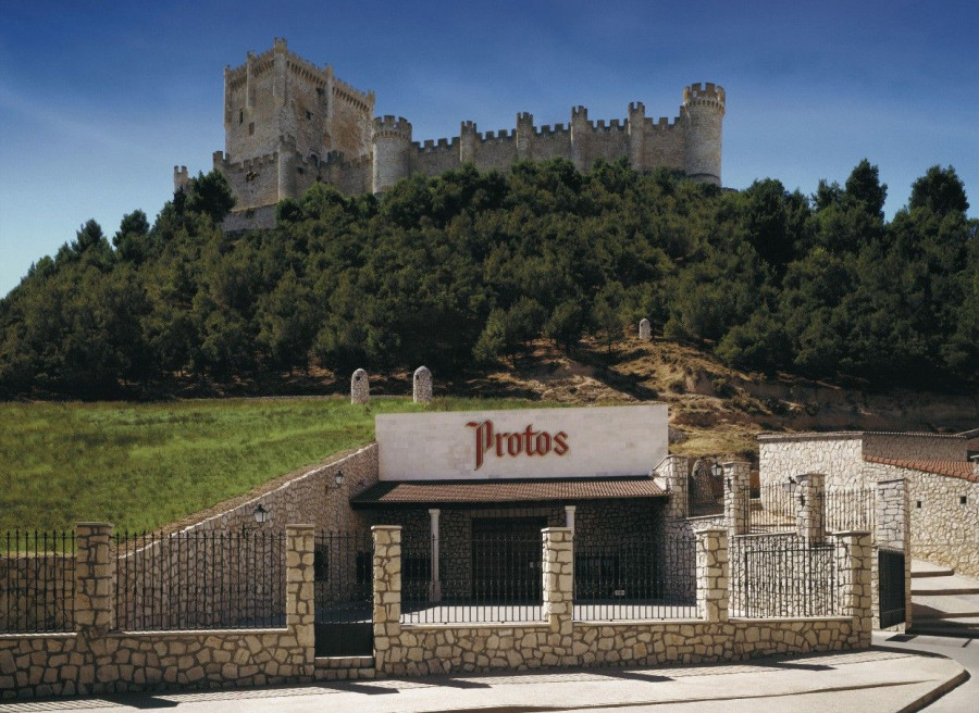 En la imagen, la bodega de crianza de Protos, que se encuentra soterrada en la ladera que acoge el castillo de Peñafiel, considerada un emblema histórico de la firma.