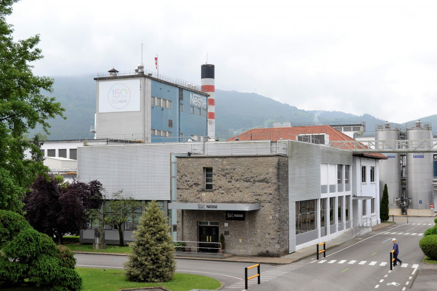 En España, Nestlé instaló su primera fábrica en La Penilla de Cayón (Cantabria) en 1905.