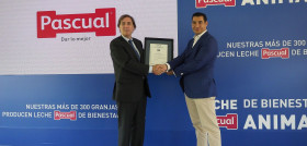 Tomás Pascual, presidente de Calidad Pascual, recibió el certificado de manos de Javier Muñoz, director de Operaciones de Conformidad de Aenor.