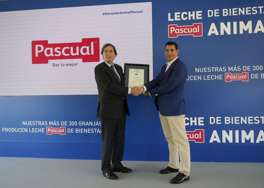 Tomás Pascual, presidente de Calidad Pascual, recibió el certificado de manos de Javier Muñoz, director de Operaciones de Conformidad de Aenor.