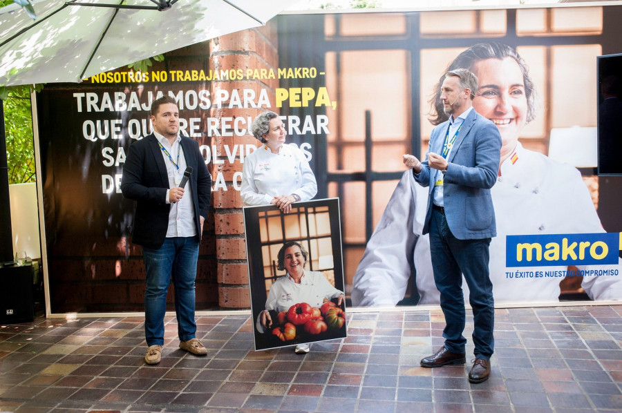 Chema León, Director de Marketing de Makro España, Pepa Múñoz, del restaurante El Qüenco de Pepa y Peter Gries, Director General de Makro España.