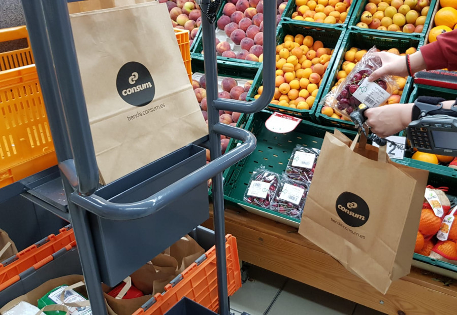 La Cooperativa apuesta por las bolsas de papel realizadas con un 30% de papel reciclado y un 70% de papel FSC procedentes de bosques sostenibles.