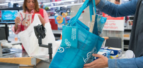 Bolsa solidaria reutilizable en tela de Eroski que se pliega de manera sencilla para llevar en el bolsillo, bolso o en la guanera del coche y que aúna medio ambiente y solidaridad.