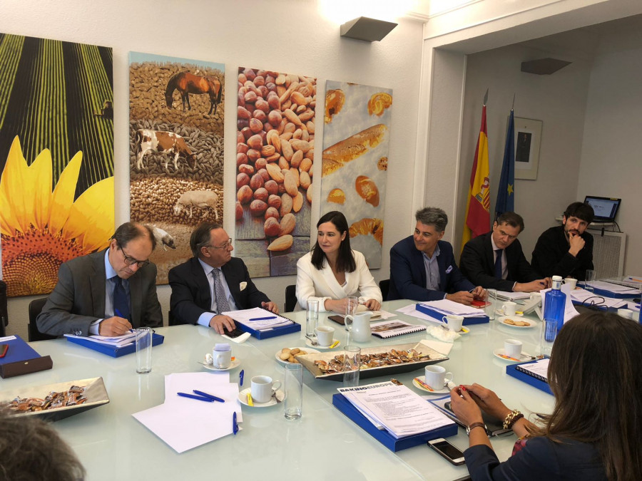 La subdirectora general de Control y de Laboratorios Alimentarios del Mapama, Cristina Clemente Martínez, asistió a la Asamblea General Ordinaria de Asemac.