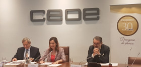 Roberto Torri, director de Relaciones Institucionales de Ferrero Ibérica y Franco Martino, IMC & Media Strategy Manager de Ferrero Ibérica, junto a Ana Plaza, secretaria general de Ceoe.
