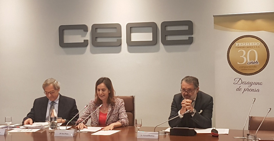 Roberto Torri, director de Relaciones Institucionales de Ferrero Ibérica y Franco Martino, IMC & Media Strategy Manager de Ferrero Ibérica, junto a Ana Plaza, secretaria general de Ceoe.
