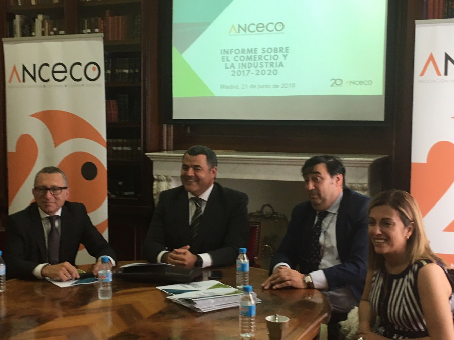 De izq. a dcha.. Álvaro Otal, gerente, Jordi Costa, presidente; Jesús Prieto, vicepresidenta; y Laura Mora, todos ellos miembros del Comité de Anceco.