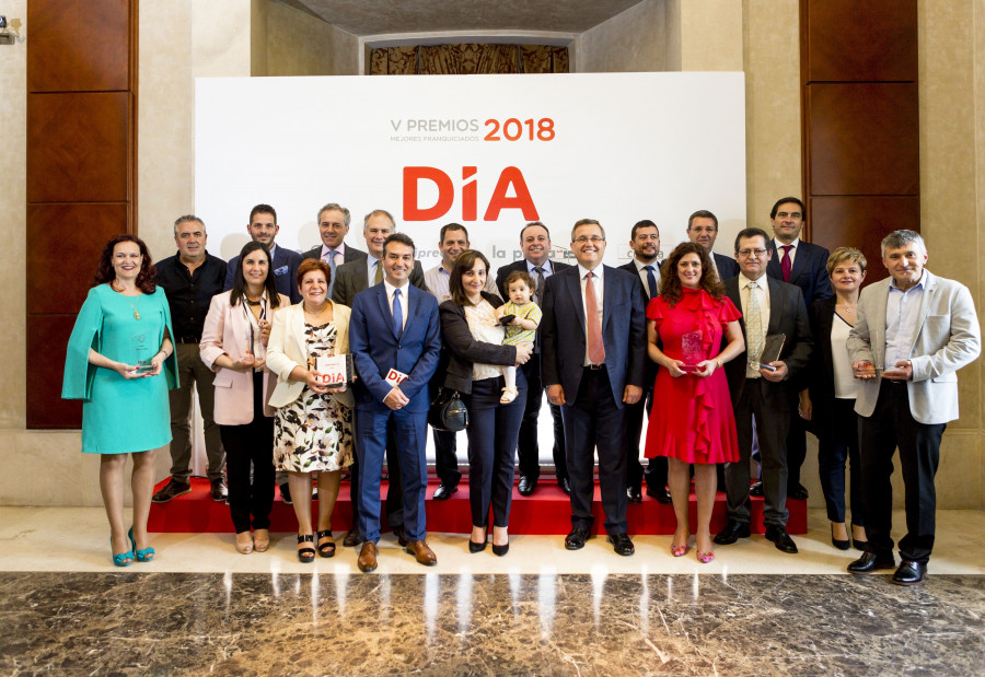 Nueve franquiciados de la compañía, cinco de ellos en la categoría de Valores y cuatro en la categoría de Trayectoria, han recibido un galardón que les ha entregado Ricardo Currás, consejero del