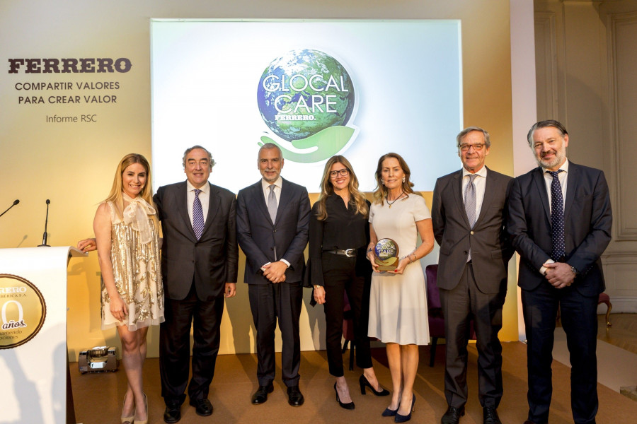 Ainhoa Arbizu, presentadora del evento; Juan Rosell, presidente de Ceoe; Stefano Sannino, Embajador de Italia en España; Antonella Sottero, directora general de Ferrero Ibérica; Theresa Zabell, pres