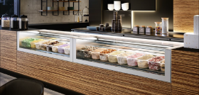 La nueva vitrina de heladería One Show destaca por su impacto visual, ya que muestra el helado artesanal como si fuera una joya.