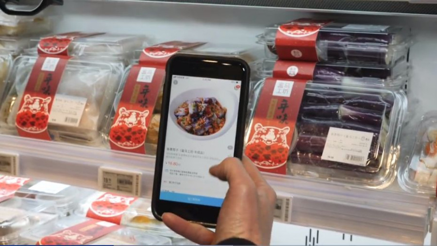 El New Retail une el uso de aplicaciones móviles con la presencia física durante todo el ciclo de compra, desde la selección del producto hasta el pago.