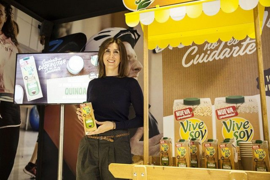 En la imagen, Cristina Codina, Marketing Manager de Lácteos y Bebidas Vegetales de Calidad Pascual, durante la presentación de Vivesoy Quinoa y Arroz.