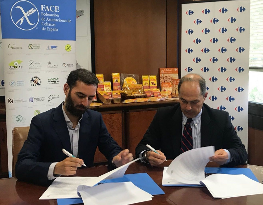 En la imagen, Jon Zabala, presidente de la Federación de Asociaciones de Celíacos de España (Face), y Jorge Ybarra, director comercial de alimentación de Carrefour España.