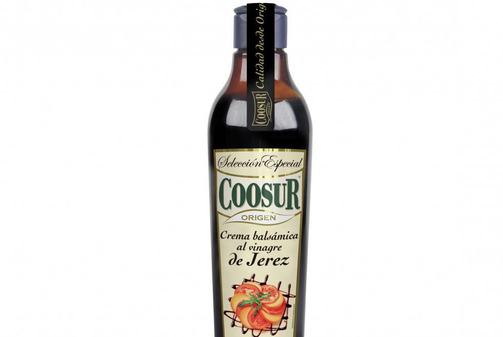 La crema balsámica al vinagre de Jerez Coosur se obtiene a partir vinos y vinagres de Jerez certificados por el Consejo Regulador envejecidos en botas de roble americano un tiempo mínimo de 6 meses.