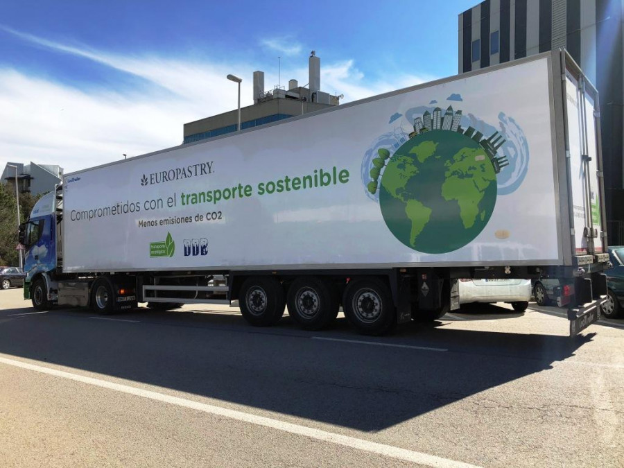 La compañía integra a su red de transporte tres camiones que reducen las emisiones de NOx y CO2 hasta en un 99%.