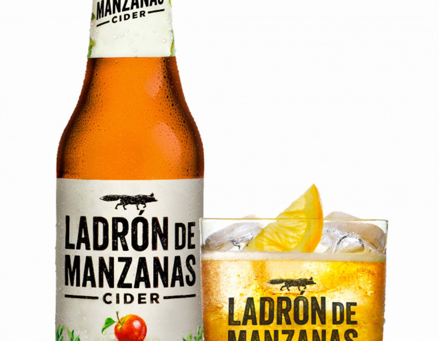 La nueva “cider” adaptada al gusto del consumidor español esta elaborada a partir de zumo fermentado de 7 tipos de manzanas, sin gluten, con un toque de gas y baja graduación (4.5% vol) y busca