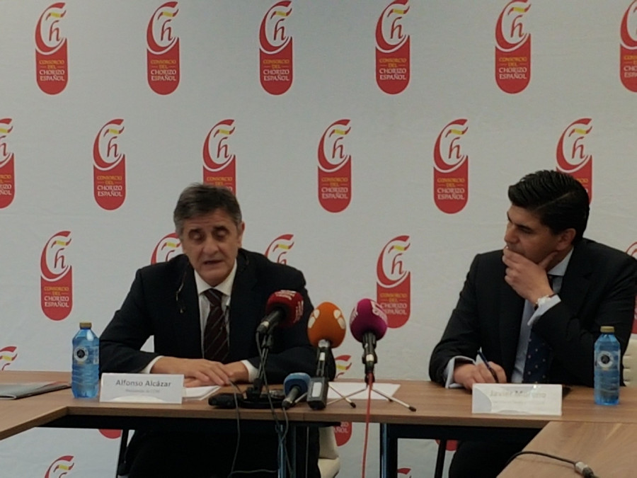 Alfonso Alcázar, presidente del Consorcio del Chorizo Español, junto al secretario general, Javier Moreno, durante la presentación de los datos.