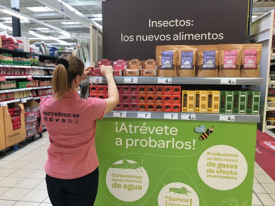 Carrefour comercializa diez artículos entre los que se encuentran barritas energéticas, snacks, aperitivos, pasta y granolas, todos ellos elaborados a base de insectos.