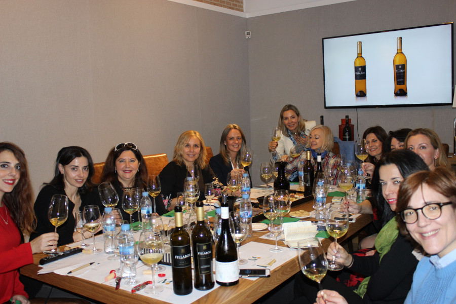 Bodegas Masaveu realiza sus encuentros “De Copa en Copa” entre personas destacadas en torno al mundo del vino. En esta ocasión las participantes eran todas mujeres de la prensa especializada y su