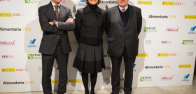 García Tejerina, junto a Josep Lluís Bonet, presidente del Consejo de Administración de Fira de Barcelona (a la derecha) y el director general de Alimentaria Exhibitions, J. Antonio Valls.