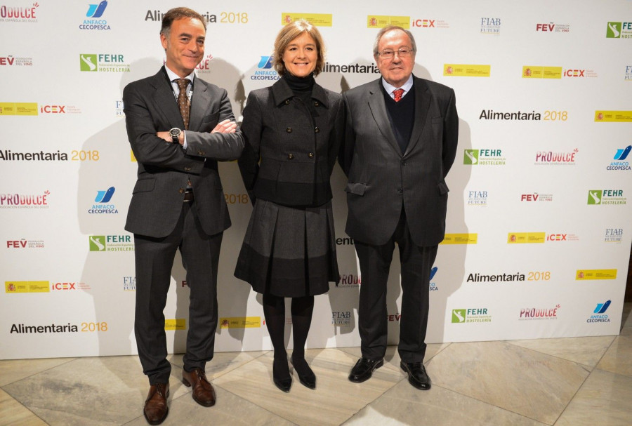 García Tejerina, junto a Josep Lluís Bonet, presidente del Consejo de Administración de Fira de Barcelona (a la derecha) y el director general de Alimentaria Exhibitions, J. Antonio Valls.