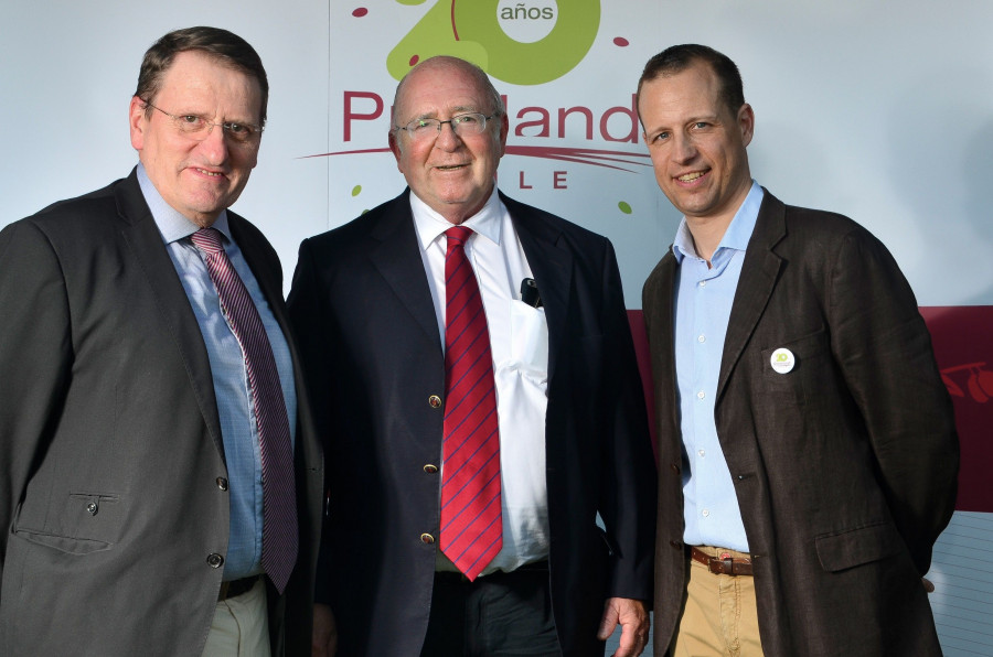 En la imagen (de izq. a dcha.), François Lafitte, presidente de Primland; Luis Schmidt Montes, presidente de Fedefruta; y Jean-Baptiste Pinel, director general de Primland Chile.