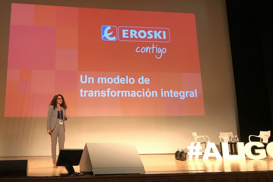 En la imagen, la directora general de Red Comercial de Eroski, Rosa Carabel, durante un momento de su intervención en un encuentro sectorial de gran consumo.