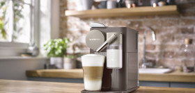 Tanto para un café solo como un cremoso Cappuccino, la máquina Lattissima One ofrece una solución cómoda, compacta y sencilla para aquellos que buscan disfrutar de un punto de creatividad en 