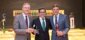 En la imagen: Jorge Paradela (en el centro), junto al presidente ejecutivo de Heineken España, Richard Weissend (izquierda), y Marcos Tarancón.