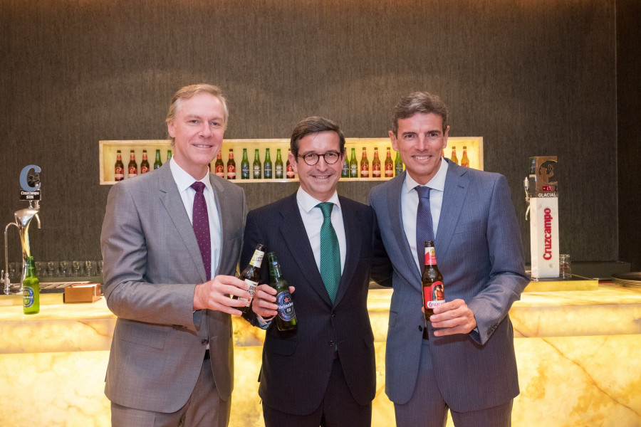 En la imagen: Jorge Paradela (en el centro), junto al presidente ejecutivo de Heineken España, Richard Weissend (izquierda), y Marcos Tarancón.