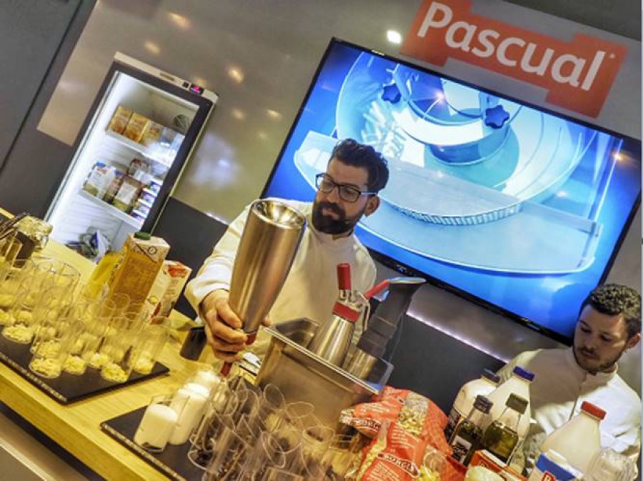 La compañía, presente en HIP2018, ofrece al hostelero 690 referencias tanto de sus marcas (Pascual, Bezoya, Bifrutas, Vivesoy, Mocay Caffè y The Goods) como de terceros.