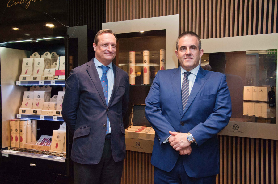 De izda a dcha: Fernando Terry Osborne, consejero delegado de Osborne; y Víctor del Pozo, consejero delegado de El Corte Inglés; durante el acto de inauguración.