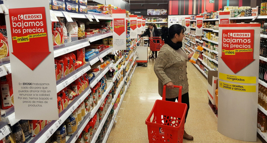 La bajada generalizada de precios aplicada por Eroski hasta en 4.000 productos incluye hasta 2.200 productos en alimentación, 800 en bebidas y 1.000 en droguería y perfumería.