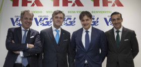 En la imagen: Giorgio Santambrogio, consejero delegado Grupo Végé, Roberto Tojeiro Rodríguez, presidente y consejero delegado de Grupo IFA, Nicola Mastromartino, presidente Grupo Vége, y Juan Manu
