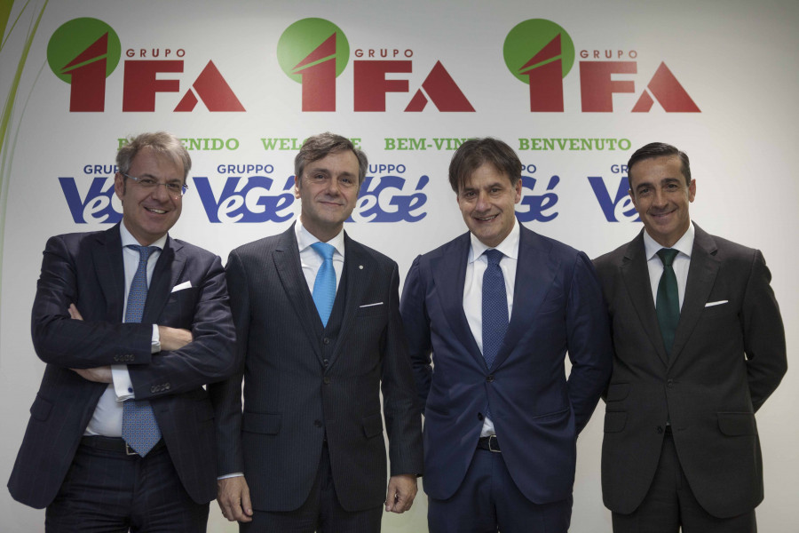 En la imagen: Giorgio Santambrogio, consejero delegado Grupo Végé, Roberto Tojeiro Rodríguez, presidente y consejero delegado de Grupo IFA, Nicola Mastromartino, presidente Grupo Vége, y Juan Manu