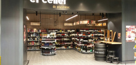 La bodega reúne más de 300 referencias de vino, cava, licores y cervezas, organizadas según el “momento” en el que el cliente necesita consumir cada producto.