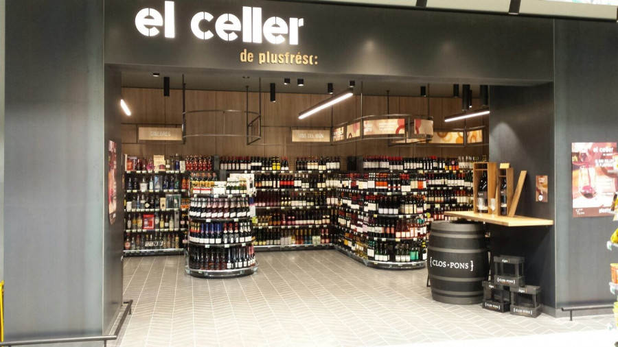 La bodega reúne más de 300 referencias de vino, cava, licores y cervezas, organizadas según el “momento” en el que el cliente necesita consumir cada producto.