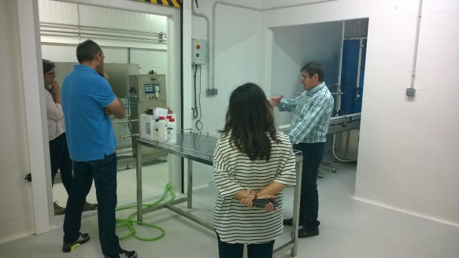 Ramón Aliaga, gerente de la División de Caprino de Leche de Dcoop, en las instalaciones de transformación de leche de cabra de Dcoop en Lubrín.