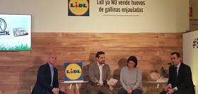 De izq. a dcha: Miguel Paradela, director de Compras y Marketing y Víctor de Bobes, responsable de Comunicación Lidl España; junto a Yolanda Sanz, Veterinaria de Explotaciones Avícolas García Pu