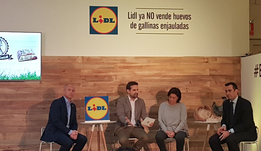 De izq. a dcha: Miguel Paradela, director de Compras y Marketing y Víctor de Bobes, responsable de Comunicación Lidl España; junto a Yolanda Sanz, Veterinaria de Explotaciones Avícolas García Pu