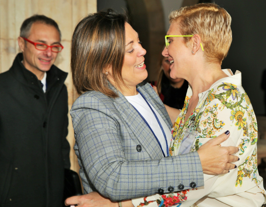 La consejera de Agricultura (a la izquierda de la imagen) saluda a la nueva presidenta de Vitartis, Beatriz Escudero, en la clausura de la Asamblea General de la Asociación.
