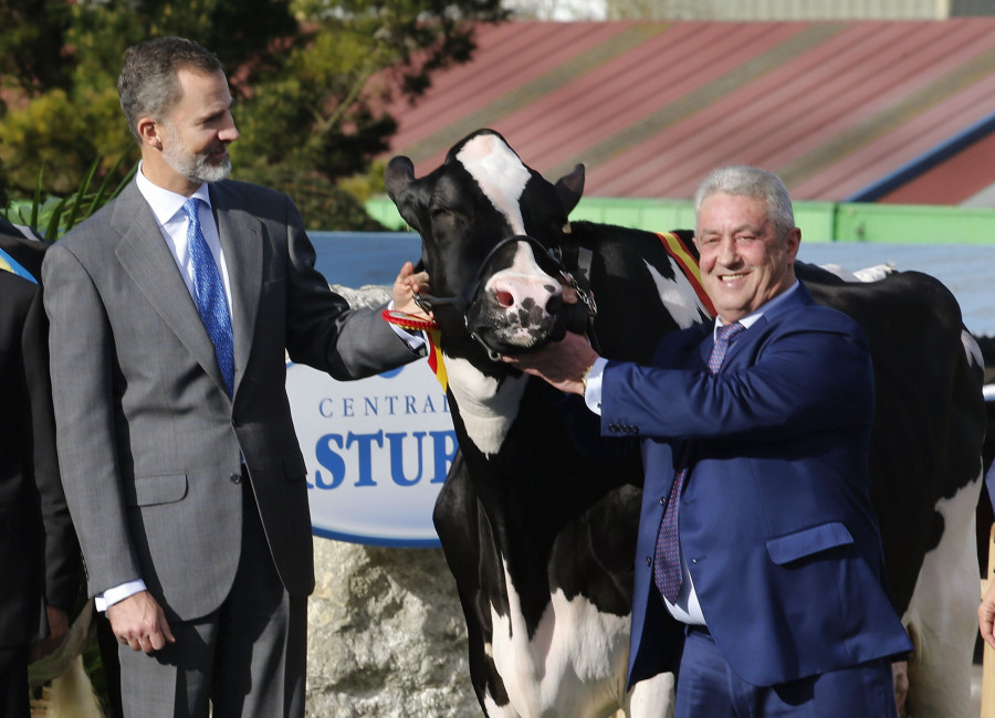 Durante el recorrido ha tenido la ocasión de conocer a las dos mejores vacas de la región, Alexander Merche y Cokketa, y de compartir con su propietario, Paulino Badiola, algunos de los detalles que