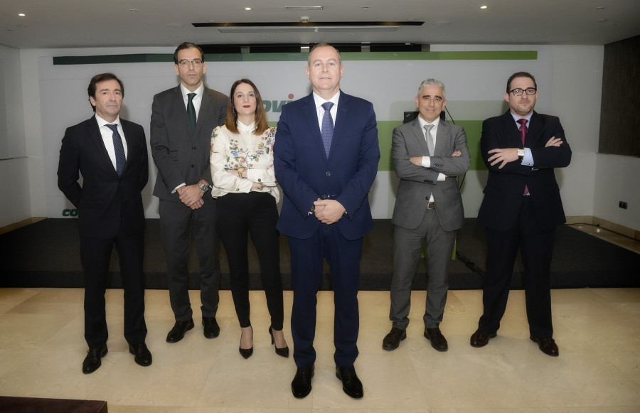 Luis Osuna, presidente-CEO de Covirán (en el centro) junto a su equipo: de izquierda a derecha: Juan Ramón Zamora, director general comercial; Valeriano González, director general de RRHH y corpora