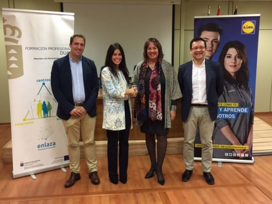 La consejera de Educación y Universidades del Gobierno de Canarias, Soledad Monzón, y la directora regional de Lidl en Canarias, Arminda Abreu, han firmado el acuerdo. 